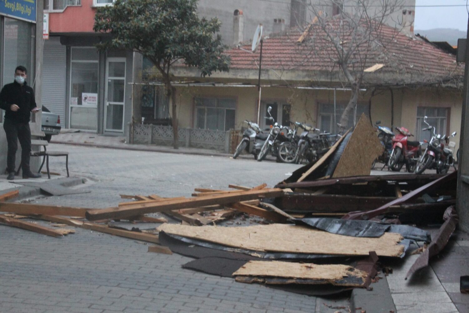 Manyas’ta fırtınadan uçan çatı bir kadını yaraladı