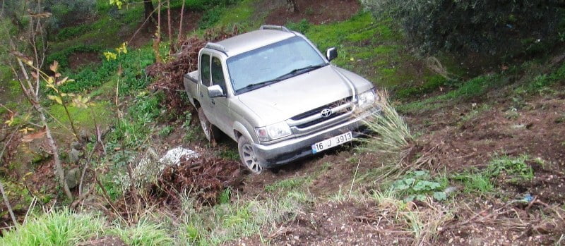 Trafik kazasında iki araç şarampole uçtu