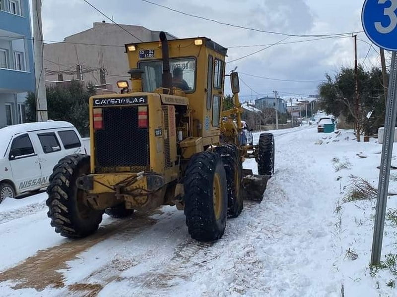 Kar küreme ve tuzlama çalışmaları devam ediyor