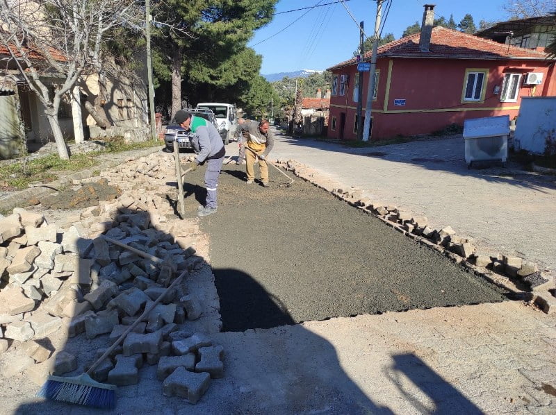 Pelitköy’de yol yenileme çalışmaları başladı