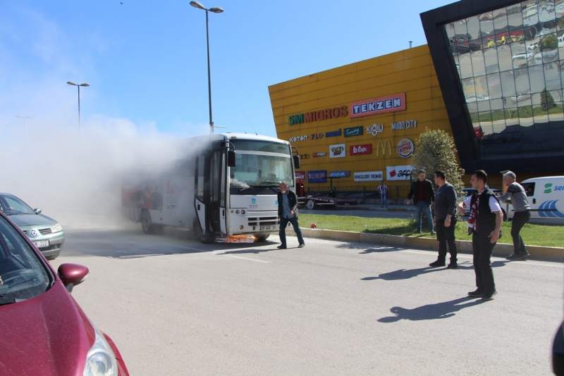 Bandırma da otobüs yangını ucuz atlatıldı