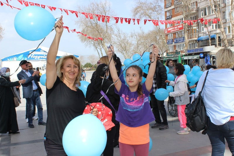 Otizm farkındalık balonları gökyüzünde uçuştu