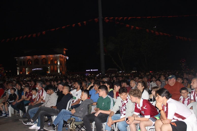 Play-off heyecanı meydana döküldü