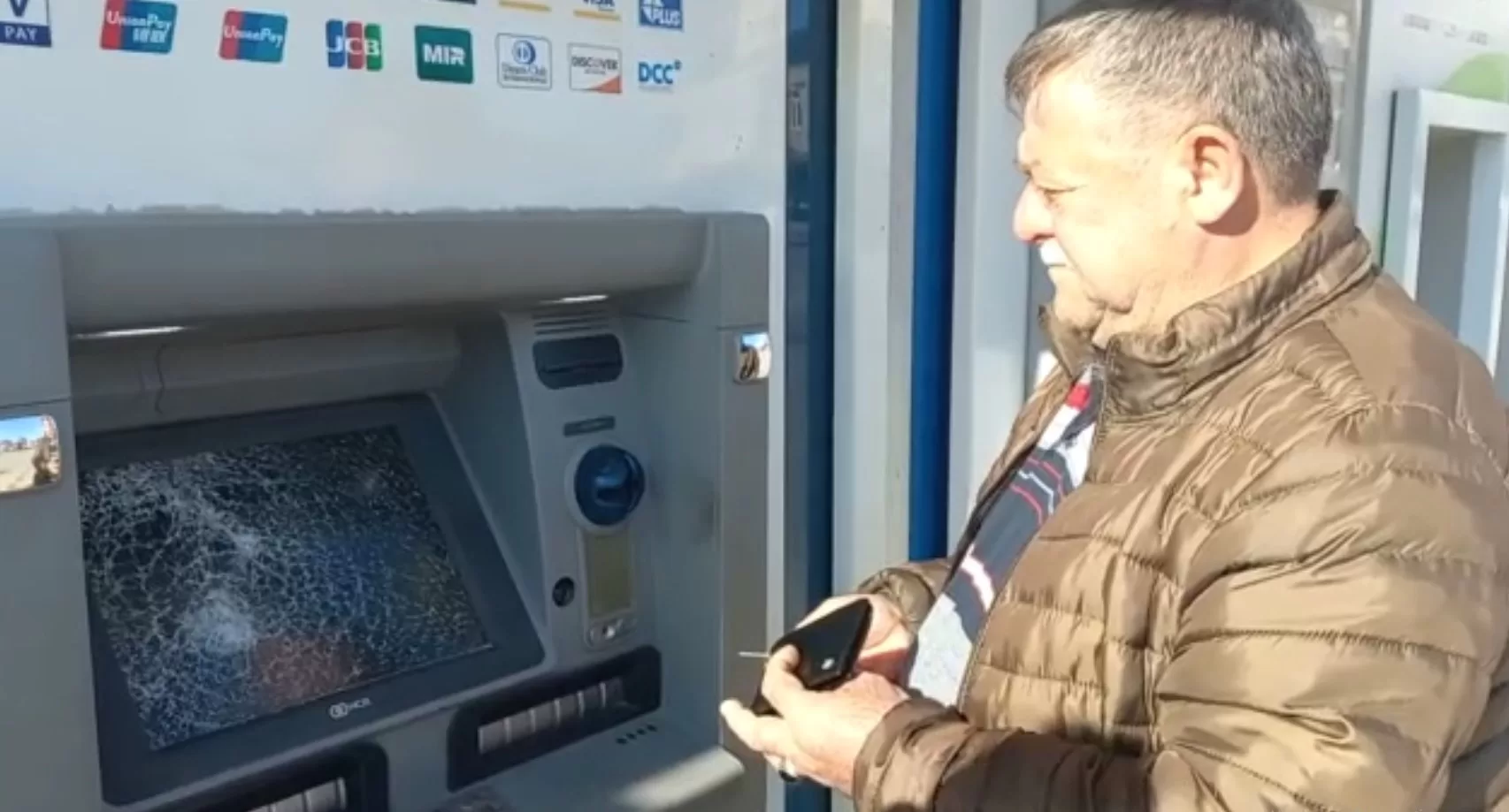 Engelli genç ATM’leri taşladı