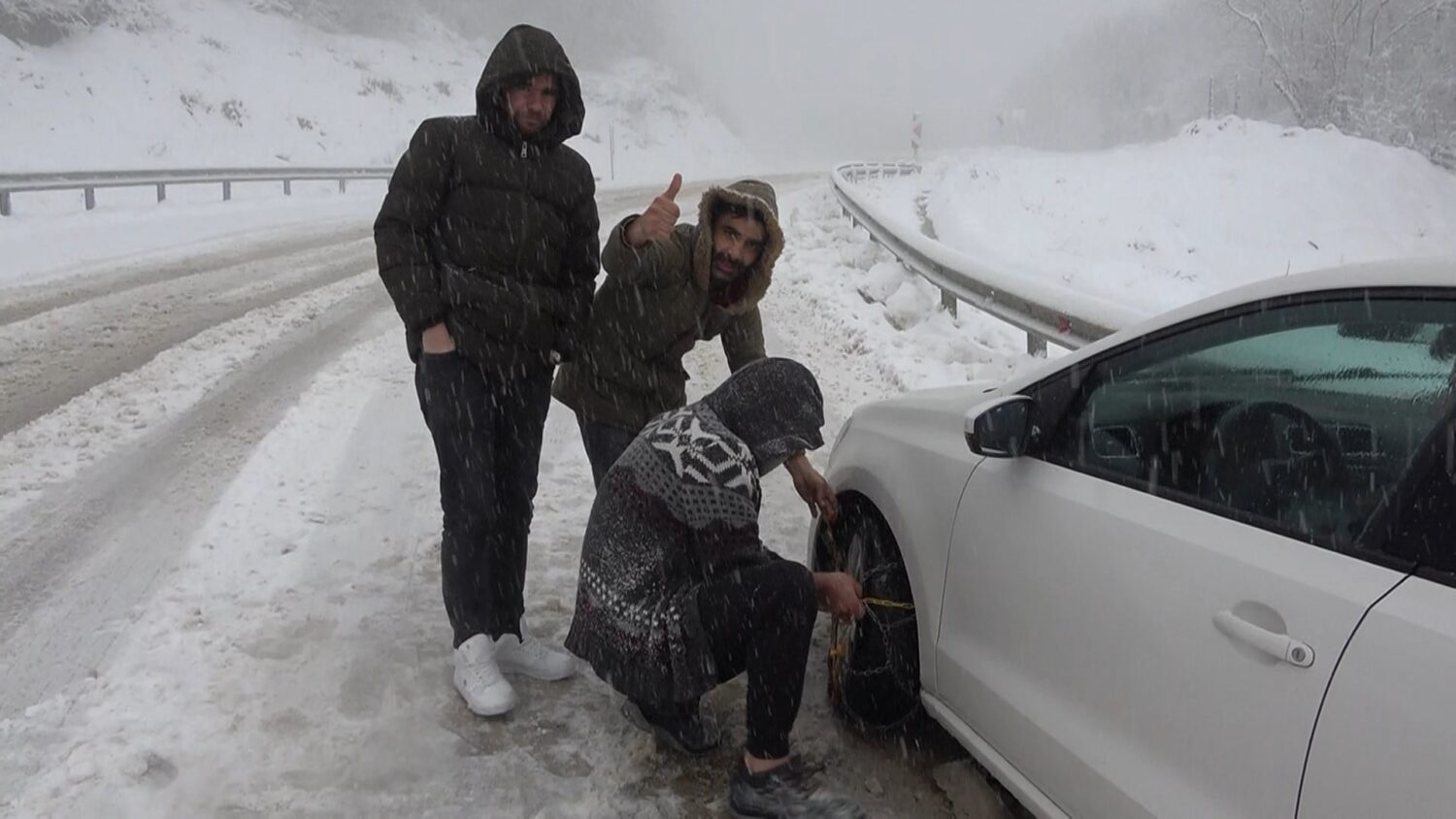 ULUDAĞ'DA KAR 1 METREYİ AŞTI, ZİNCİRSİZ ÇIKIŞA İZİN VERİLMİYOR NİSAN AYINA GÜNLER KALA ULUDAĞ'DA YOLLAR KARLA KAPLANDI