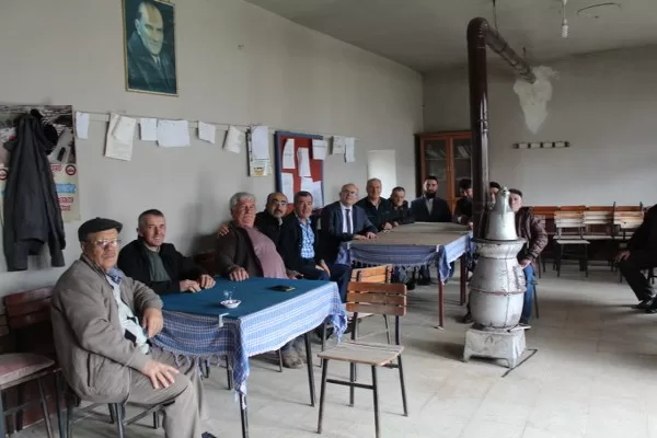 Kaymakam Muammer Köken, Eminpınar Mahallesini ziyaret ederek halkın nabzını tuttu. Köken, mahalle sakinleri tarafından yapılacak cemiyet inşaatı arayışına eşlik etti.