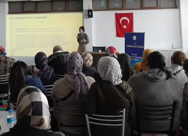 Susurluk İlçe Müftülüğü ve ADEM ortaklığıyla, "Afet ve Acil Durumda Kadın Psikolojisi" ile “Zor Zamanlarda Hayata Dokunan Kadınlar” konulu program düzenlendi.