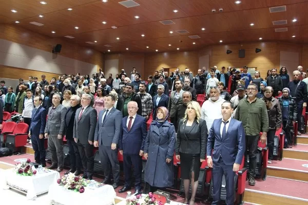 Jeoloji Mühendisleri Odası Balıkesir İl Temsilciliği koordinatörlüğü, Balıkesir Büyükşehir Belediyesi ve Bandırma Onyedi Eylül Üniversitesi iş birliği ile toplumda deprem bilincinin oluşturulması amacı ile Prof. Dr. Fuat Sezgin Konferans Salonunda “Bandırma Deprem Paneli” düzenlendi. Panele Rektör Yardımcıları Prof. Dr. Feyzullah Temurtaş ve Prof. Dr. Celalettin Yanık, akademik ve idari personel, öğrenciler ve vatandaşlar katıldı.