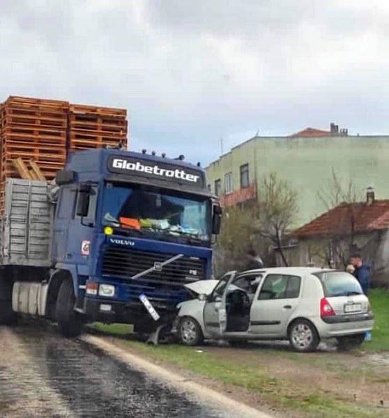 Tır ve Binek Oto Kafa Kafaya Çarpıştı