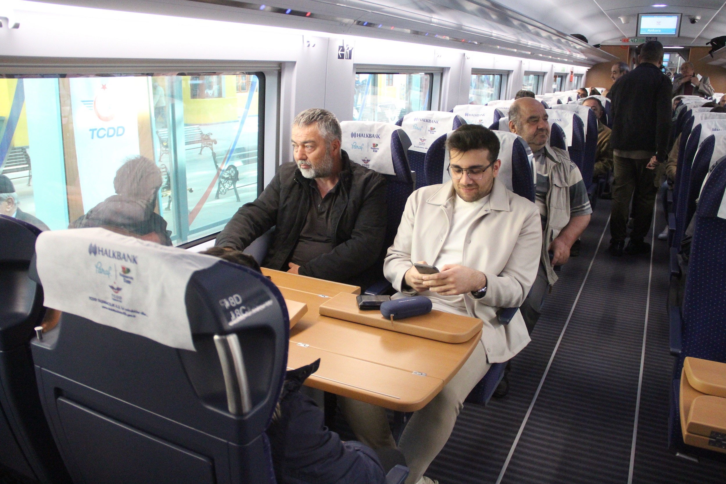 Ankara-Sivas Yüksek Hızlı Tren hattı, dün hizmete alındı ve bugün sivillere açık ilk sefer gerçekleştirildi. 480 yolcu kapasitesine sahip olan tren, ilk seferinde tam kapasiteyle yolcu taşıdı.