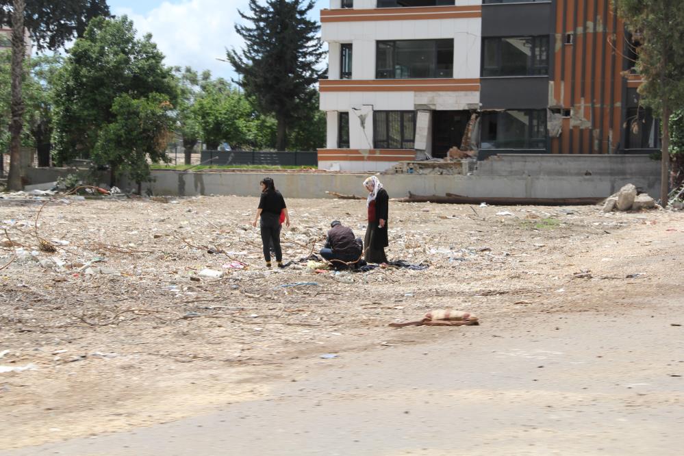 Sıla Sarıçam, 83 gün sonra Hatay'da evinin enkazında doğum gününde kendisine hediye edilen bilekliği bulunca sevince boğuldu.