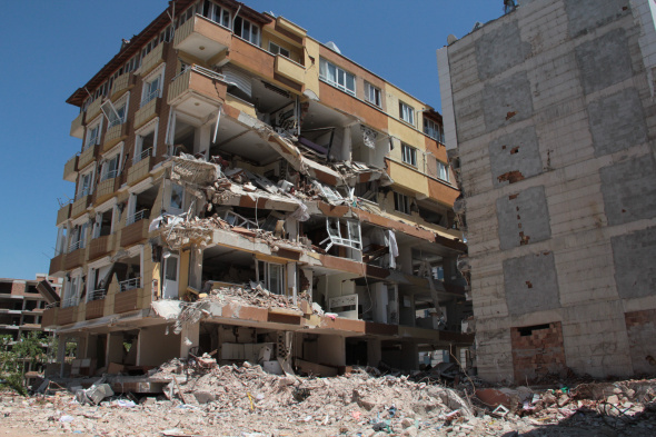 Kahramanmaraş merkezli deprem felaketinden en çok etkilenen illerden biri olan Hatay, depremden 80 gün sonra fotoğraflandı.