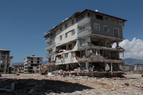 Kahramanmaraş merkezli deprem felaketinden en çok etkilenen illerden biri olan Hatay, depremden 80 gün sonra fotoğraflandı.