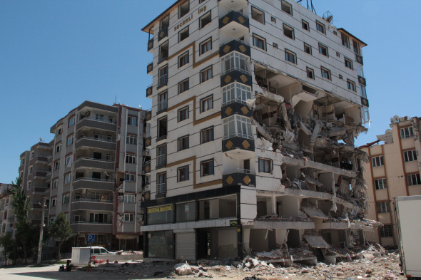 Kahramanmaraş merkezli deprem felaketinden en çok etkilenen illerden biri olan Hatay, depremden 80 gün sonra fotoğraflandı.