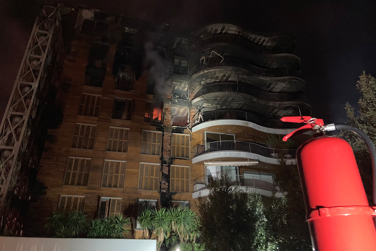 İzmir’in Narlıdere ilçesinde bulunan 8 katlı, 40 daireli sitede çıkan yangın, 7 saatlik çalışmaların sonrasında kontrol altına alındı. Yangında 7 kişi yaralanırken, can kaybı yaşanmadı.