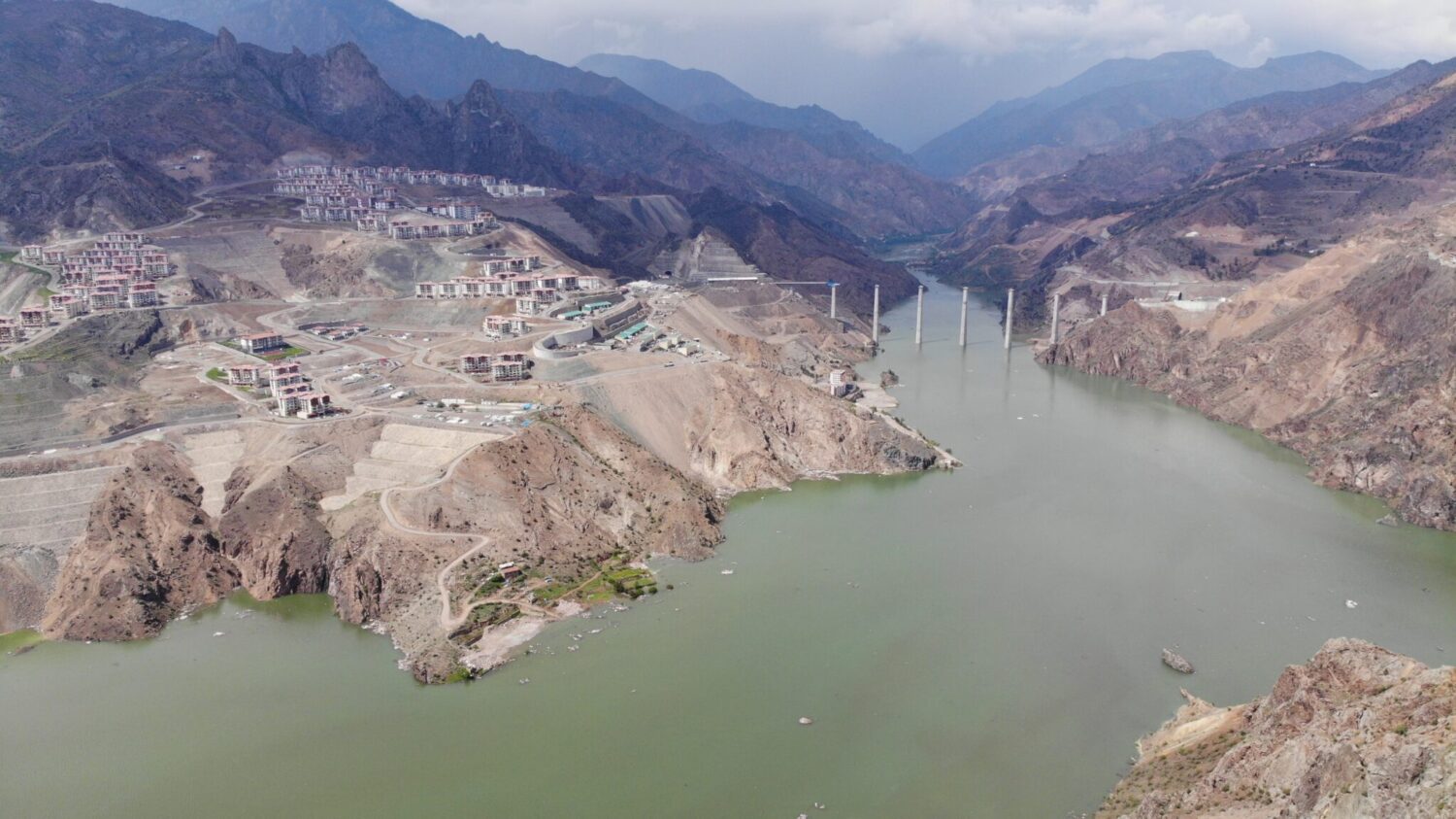 Yusufeli Barajı'nda devam eden su tutma işlemleri sonucunda Artvin'deki barajın su seviyesi 126 metreye ulaştı ve ilçe merkezinin tamamen su altında kaldı. 