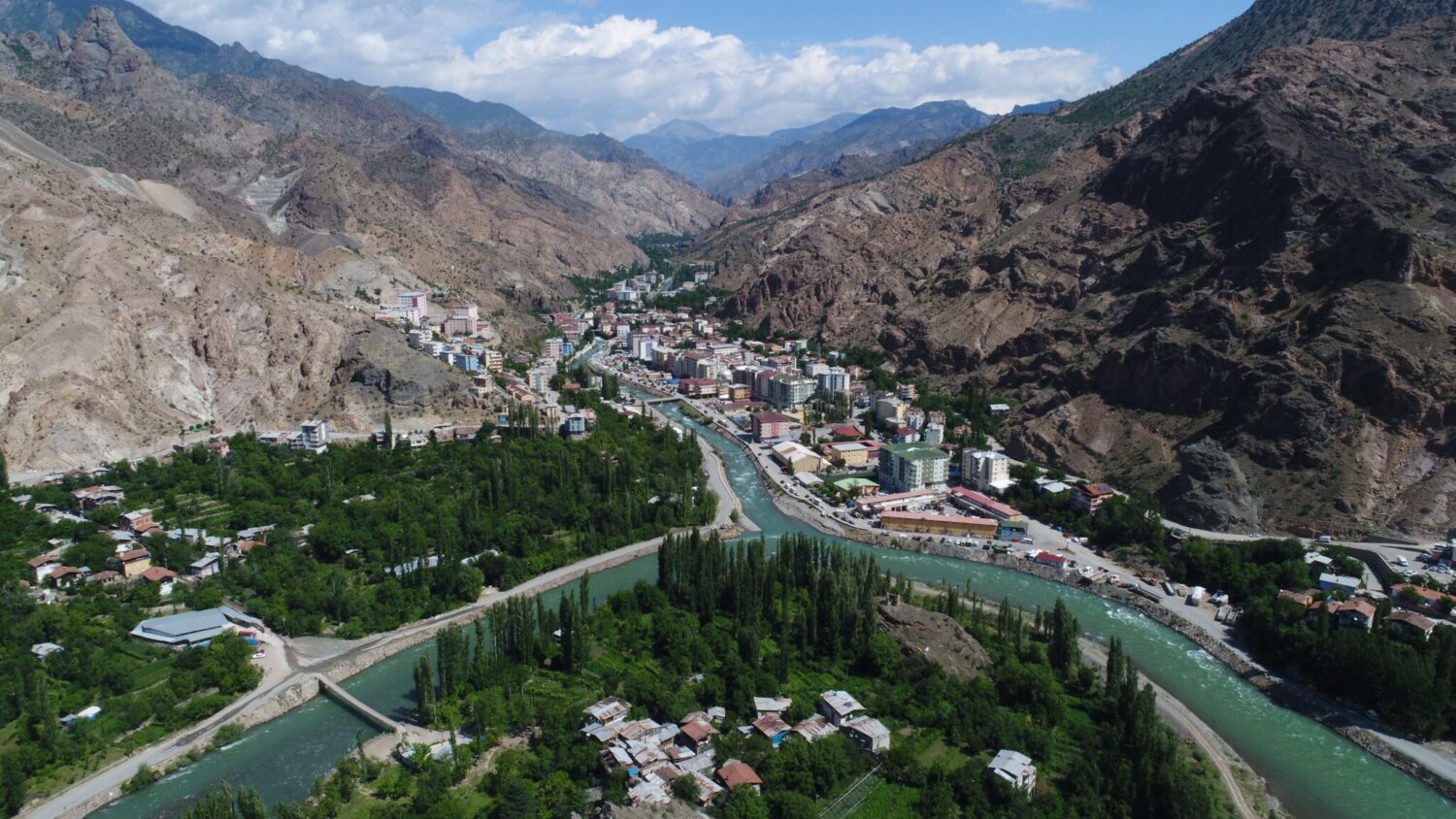 Yusufeli Barajı'nda devam eden su tutma işlemleri sonucunda Artvin'deki barajın su seviyesi 126 metreye ulaştı ve ilçe merkezinin tamamen su altında kaldı. 