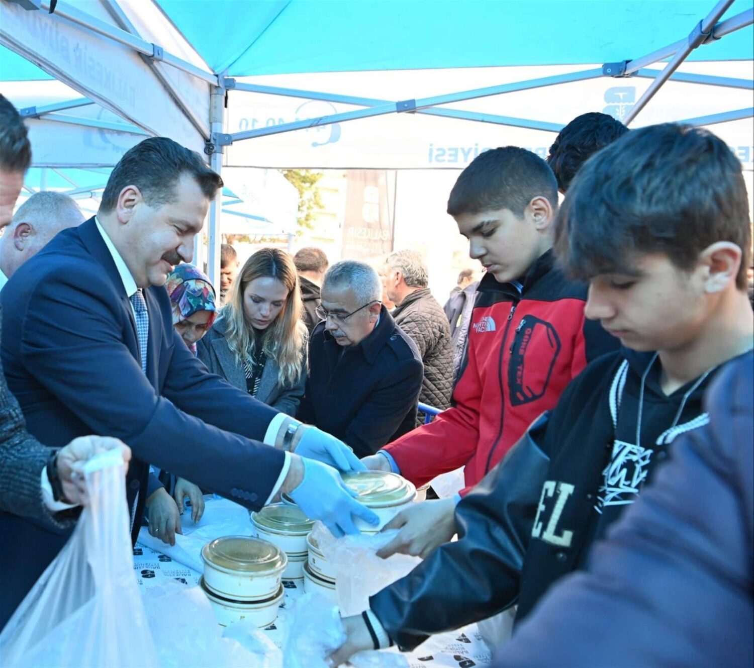 BALIKESİR BELEDİYESİ’NDEN 120 BİN İHTİYAÇ KOLİSİ