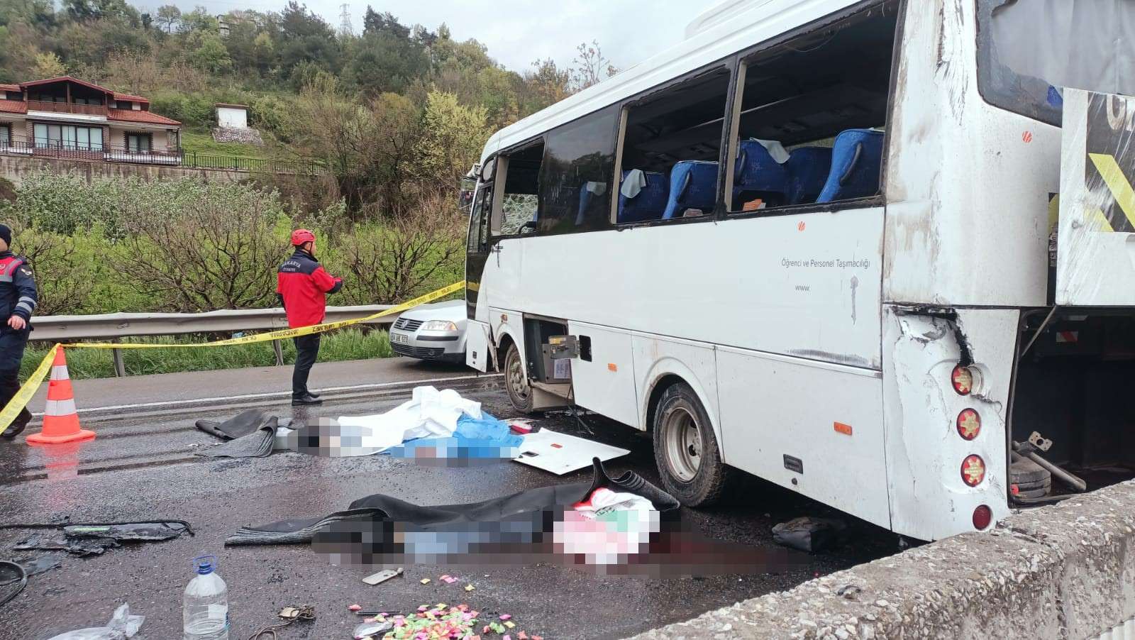 SAKARYA’DA FECİ KAZA: 2 ÖLÜ, 8 YARALI