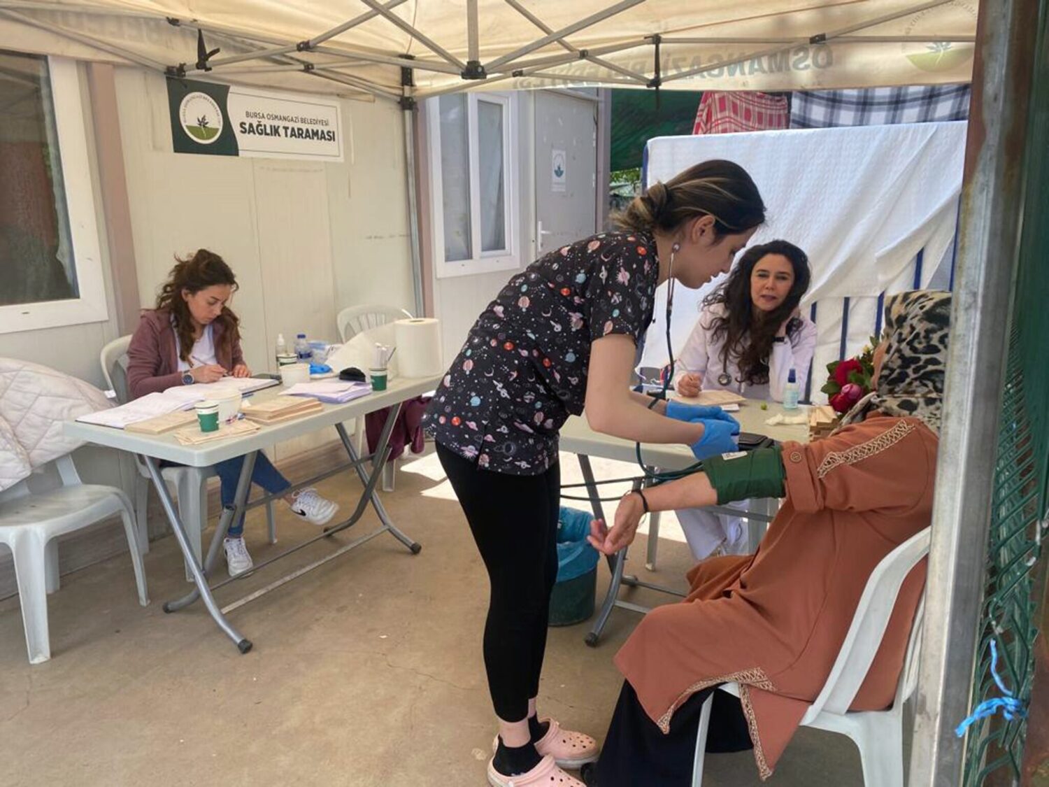 OSMANGAZİ BELEDİYESİ DEPREM BÖLGESİNE SAĞLIK TARAMASI YAPIYOR