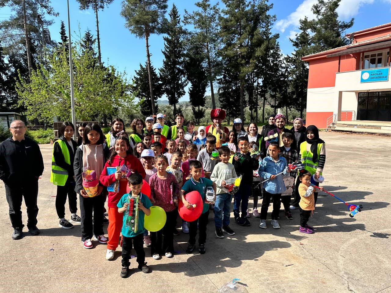 BALIKESİR DEPREMZEDE ÖĞRENCİLER İLE GÖNÜL SOFRASINDA BULUŞTU