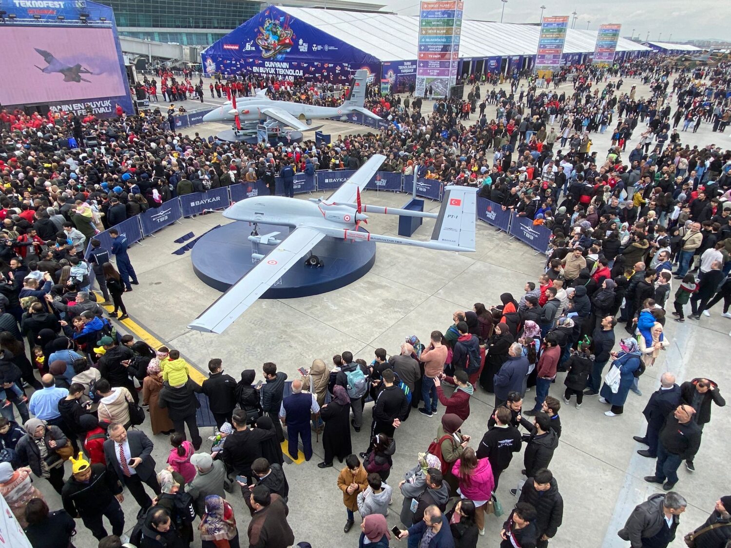 TEKNOFEST 2023'te Hürkuş, İnsansız Hava Uçağı Kızılelma, silahlı insansız hava aracı Bayraktar TB3 yoğun ilgi gördü. 