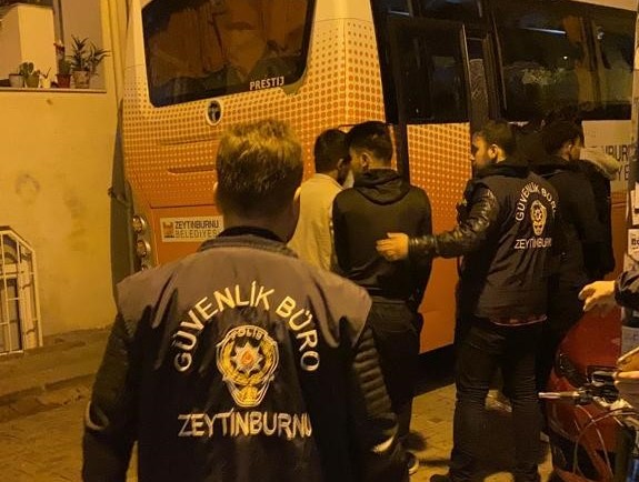 ZEYTİNBURNU’NDA BİN 474 KAÇAK GÖÇMEN SINIR DIŞI EDİLDİ