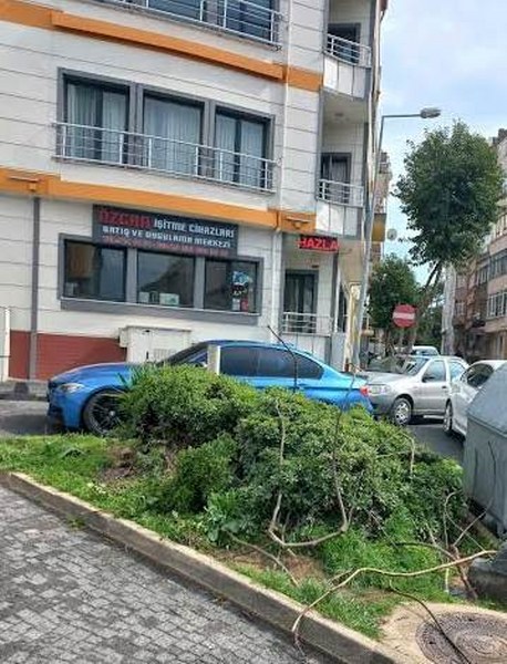 Bandırma'da bulunan Tarihi elektrik santrali (Bandırma Santral Kültür Merkezi) önünde çiçeklik içerisine ekili vaziyette bulunan 4-5 yaşlarında bir ceviz fidanı sorumsuz bir kişi tarafından acımasızca kesildi. 