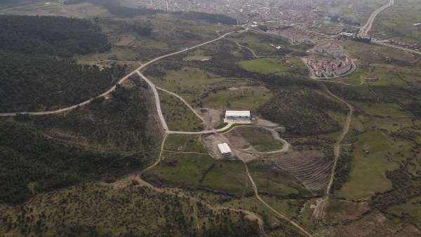 Sındırgı'ya 20 kilometre mesafeden boru hattı ile getirilen termal su ilçede konutların ısıtılmasının yanı sıra turizm ve yaş sebze meyvelerin kurutulmasında kullanılıyor.  