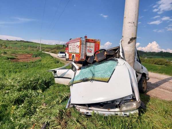 Susurluk'ta meydana gelen trafik kazasında direksiyon hakimiyetini kaybeden özel otomobil sürücüsü yoldan çıkarak karayolu kenarında bulunan elektrik direğine çarptı.