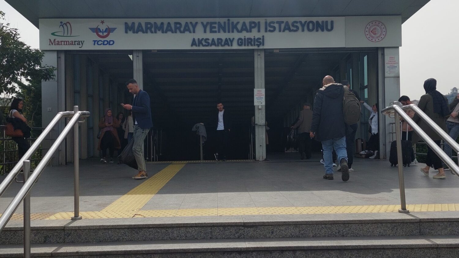 Marmaray’da başörtüsü açma skandalı!