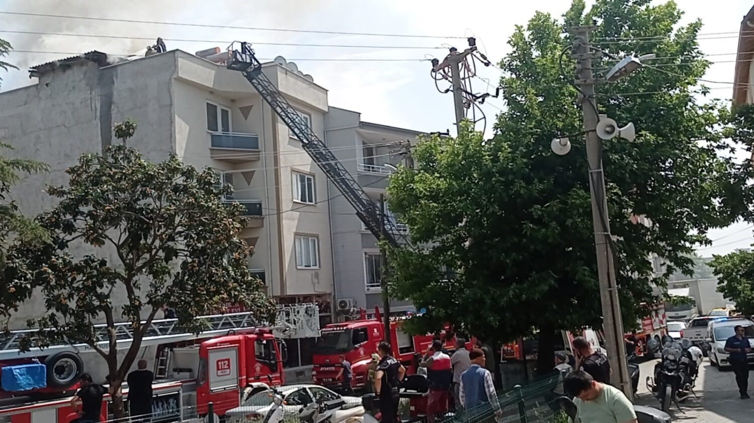 Balıkesir'in Edremit ilçesinde simit fırınının sahibi bacasını temizlemek için yakınca çatı katının alev alması apartman sakinlerine büyük panik yaşattı.