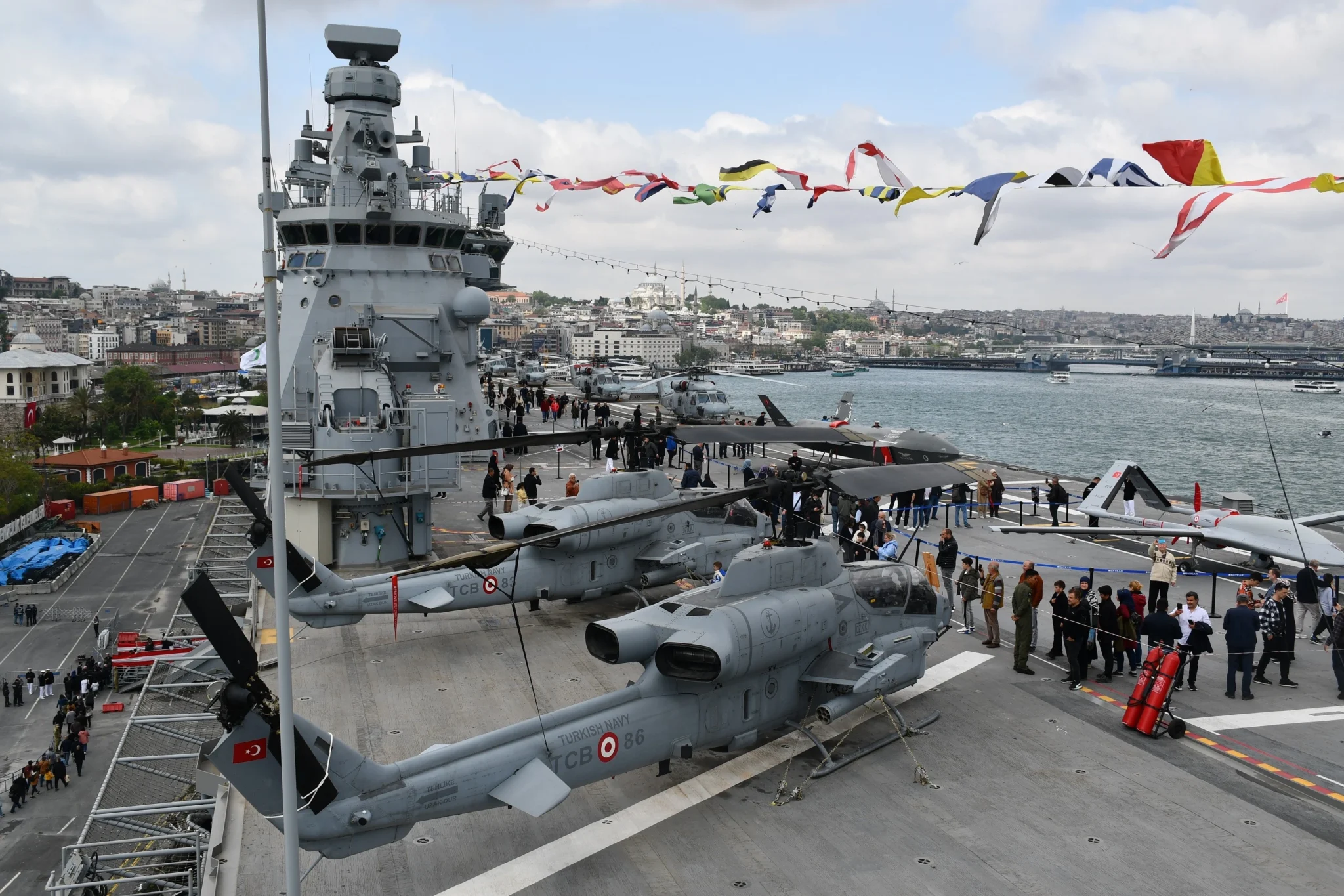 Sadece 6 gün içinde, dünyanın ilk SİHA'sı ve Türkiye'nin en büyük askeri gemisi olan TCG Anadolu, toplamda 40 bin 324 kişi tarafından ziyaret edildi.