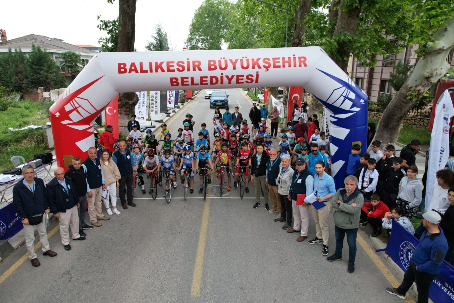 Balıkesir'in Sındırgı ilçesinde, Türkiye'nin en geniş katılımlı bisiklet yarışmalarından biri düzenlendi. Yaklaşık 500 sporcu, iki gün boyunca farklı parkurlarda yarışarak mücadele etti.