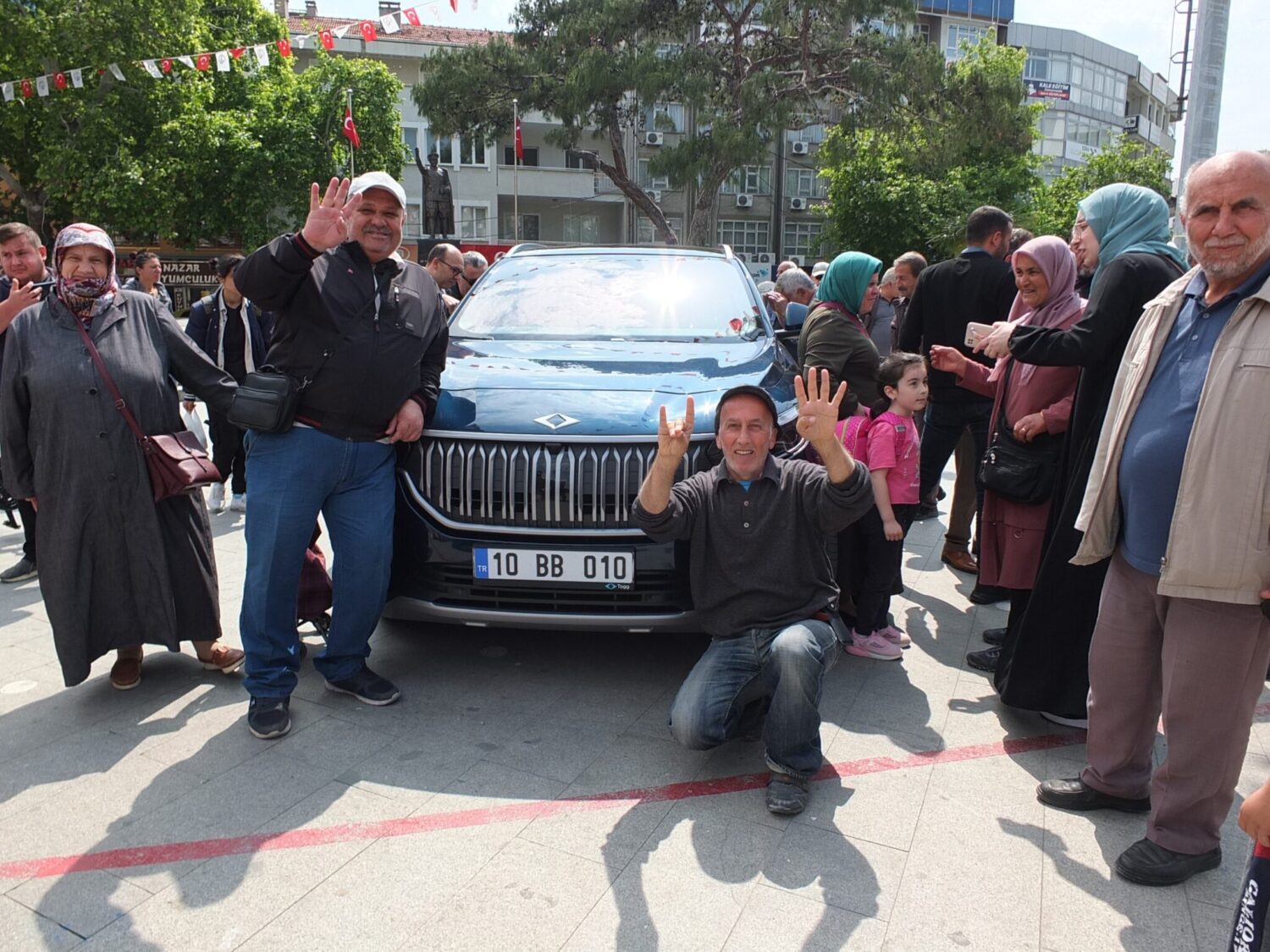 Burhaniye ilçesinde, yerli ve milli otomobil TOGG'un T10X modeli büyük bir ilgiyle karşılandı. TOGG, Cumhuriyet Meydanı'nda halkın beğenisine sunuldu.