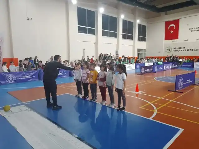 Balıkesir Gençlik ve Spor İl Müdürlüğü, Balıkesir'de ikamet eden çocukların sportif yeteneklerini bilimsel yöntemlerle tespit etmek ve uygun spor branşlarına yönlendirmek amacıyla çalışmalarını sürdürüyor.