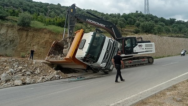 KAMYON SU KANALINA DÜŞTÜ: 1 YARALI