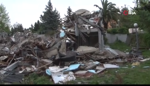 Münevver Karabulut cinayetinin işlendiği ve Türkiye'yi yasa boğan villa, Bahçeşehir'de yıkıldı. Korkunç cinayetin gerçekleştiği evin bulunduğu villa sitesi, kentsel dönüşüm projesi kapsamında yıkıldı ve yerine 12 katlı apartmanlar inşa edileceği bildirildi.