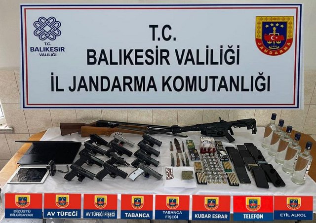 Balıkesir İl Jandarma Komutanlığı'nın yürüttüğü istihbari çalışmalar, silah ve mühimmat ticareti yapan bir örgütün faaliyetlerini ortaya çıkardı. 8 ilde gerçekleştirilen operasyonda 41 şüpheli yakalandı ve birçok silah, mühimmat ve yasa dışı malzeme ele geçirildi.