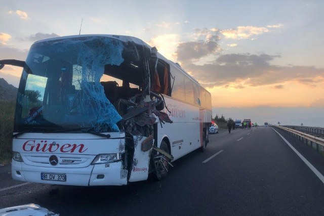 TIR İLE OTOBÜS KAFA KAFAYA ÇARPIŞTI!