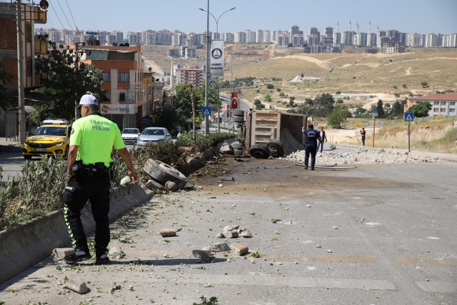 KAMYONUN FRENİ PATLADI! FACİADAN DÖNÜLDÜ!