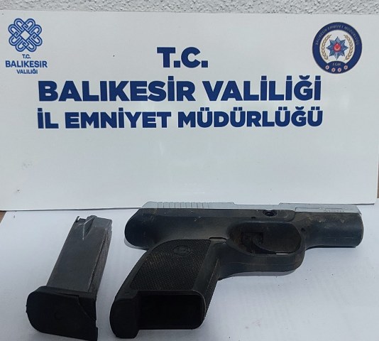 Son bir hafta içinde Balıkesir'de polis ekipleri tarafından gerçekleştirilen operasyonlar neticesinde, çeşitli suçlardan aranan 124 kişi gözaltına alındı ve 63 kişi adli makamlara sevk edilerek tutuklandı.