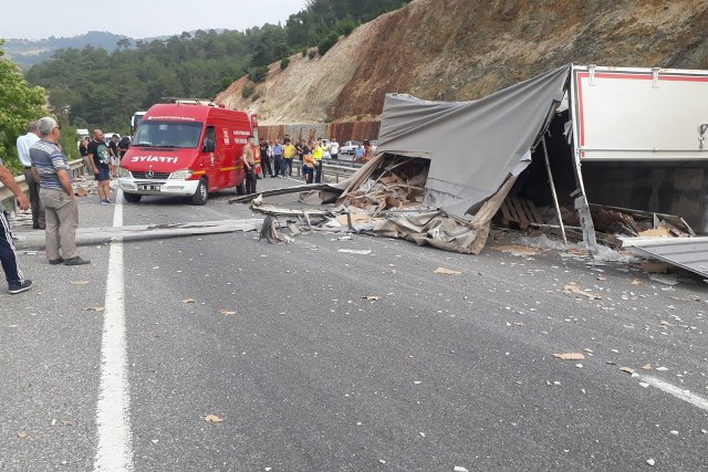 Balıkesir’in Havran ilçesinde henüz bilinmeyen bir nedenle sürücünün hakimiyetini kaybetmesi sonucu tır devrildi. Tırın altında kalan sürücü olay yerinde hayatını kaybetti.