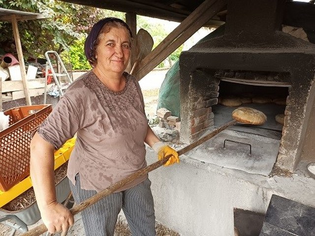 Balıkesir’in Edremit ilçesine bağlı Bostancı köyünde yaptığı ekşi mayalı ekmeklerle tanınan iki çocuk annesi Füruzan Yolalan, hem ev ekonomisine katkı sağlıyor hem de müşterilerini unutamayacakları bir lezzetle tanıştırıyor.