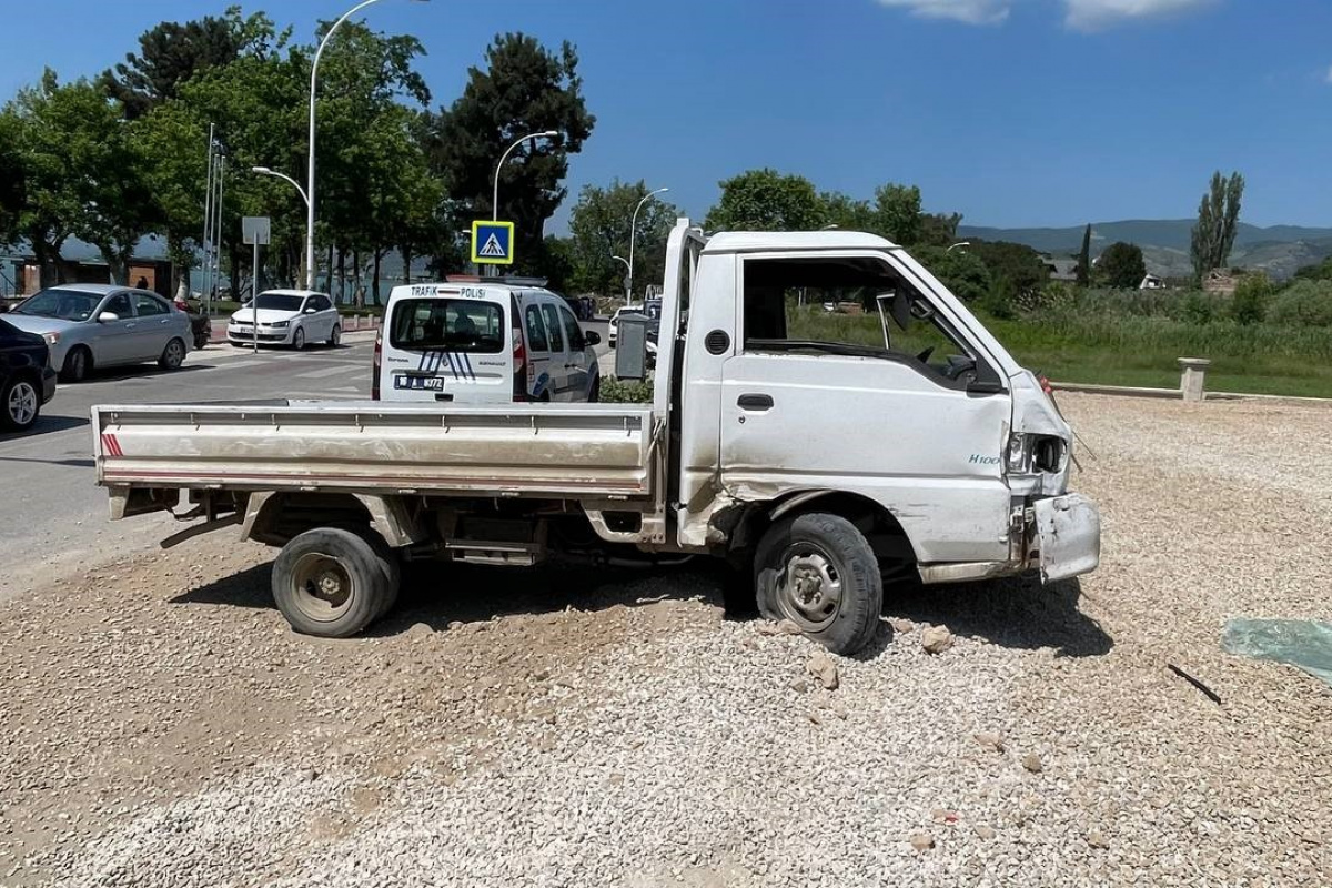 KAMYONET KAZA SONUCU ÜNLÜ SANATÇININ BAHÇESİNE DALIP KAÇTI