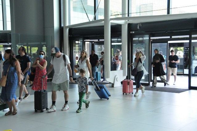 Kurban Bayramı tatilinin son gününde İstanbul Havalimanı'nda dönüş yoğunluğu devam ediyor. Yetkililer, bugün yolcu trafiğinin ve uçuş sayısının rekor seviyelere ulaşmasını bekliyor.