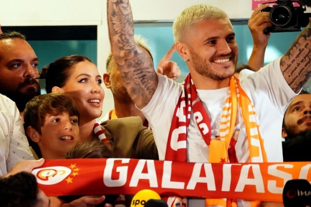 Galatasaray’ın anlaşmaya vardığı Arjantinli futbolcu Mauro Icardi, ailesiyle birlikte İstanbul’a iniş yaptı. Icardi, havaalanında yaptığı açıklamada, “Ç