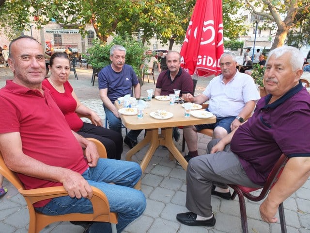 Burhaniye ilçesinde, Hacıahmet Mahallesi'nde hayır geleneği sürdürülüyor. Mahalle sakinlerinden Samet Budak'ın düzenlediği hayır etkinliğine yüzlerce vatandaş katıldı.