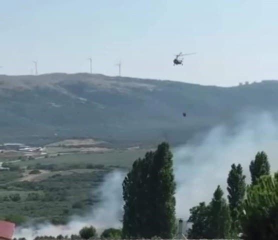 Balıkesir'in Erdek ilçesi Tatlısu Hamamlı arasında çıkan yangın korkuttu. Rüzgarın etkisiyle hızla yayılan yangına havadan ve karadan müdahale edildi.