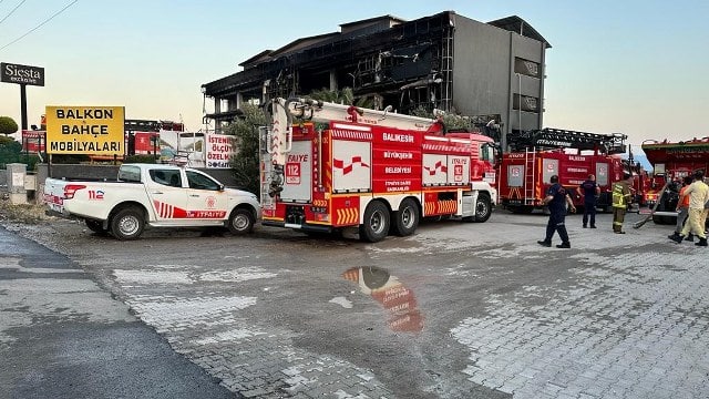 Balıkesir'in Burhaniye ilçesinde, sabahın erken saatlerinde çıkan yangın sonucunda bir mobilya mağazası tamamen kullanılamaz hale geldi. Yangın esnasında, mağazanın önünde park halinde bulunan bir kamyonet ile bir tekne de zarar gördü.